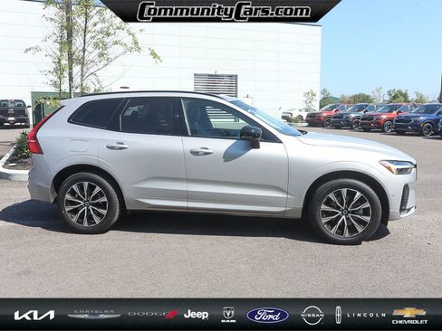 Used 2025 Volvo XC60 B5 Plus image 8