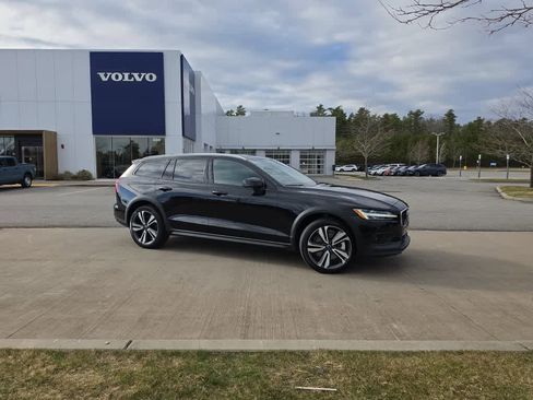 Used 2025 Volvo V60 B5 Cross Country Plus AWD/4WD image 2