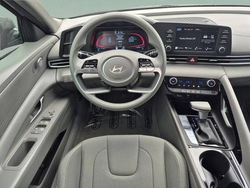Used 2025 Hyundai Elantra Hybrid w/ Cargo Package FWD image 11