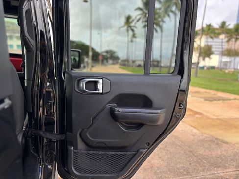 Used 2021 Jeep Gladiator Rubicon image 16