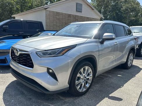 Used 2021 Toyota Highlander Limited FWD image 13