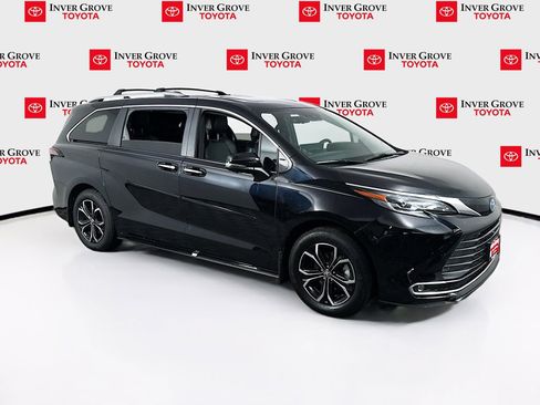 Used 2025 Toyota Sienna Platinum AWD/4WD image 3