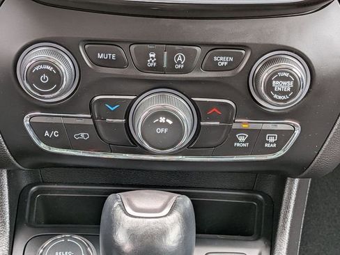 Certified 2021 Jeep Cherokee Latitude Lux AWD/4WD image 17