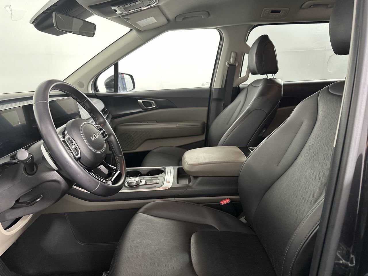 Certified 2026 Kia Carnival LXS FWD image 2