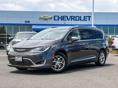 Used 2017 Chrysler Pacifica Limited w/ UConnect Theater Package