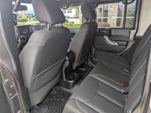 Used 2017 Jeep Wrangler Unlimited Rubicon w/ Connectivity Group AWD/4WD image 24