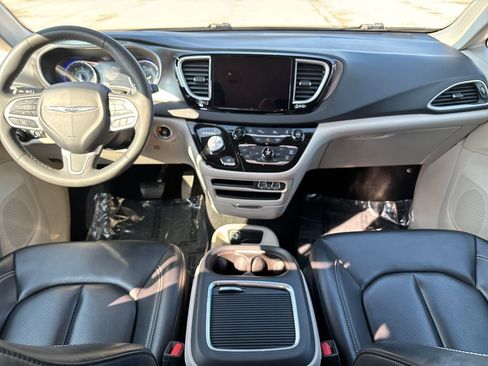 Used 2023 Chrysler Pacifica Touring-L image 15