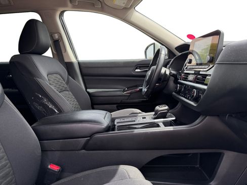 Used 2022 Nissan Pathfinder SV w/ SV Black Package FWD image 17