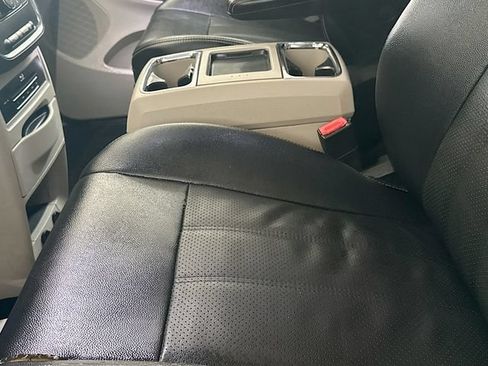 Used 2015 Chrysler Town & Country Touring-L w/ Driver Convenience Group FWD image 18