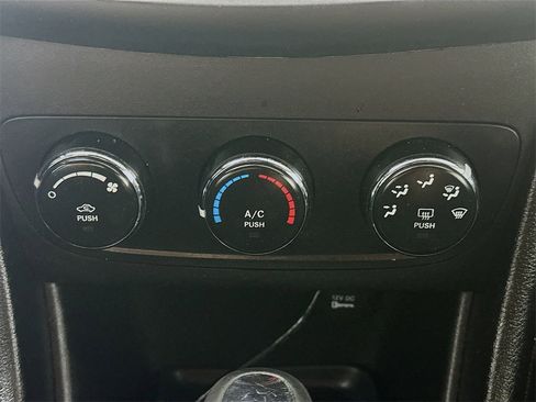 Used 2013 Dodge Avenger SE image 18