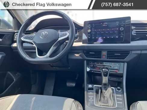 Used 2025 Volkswagen Jetta SE FWD image 29