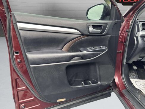 Used 2019 Toyota Highlander XLE image 11