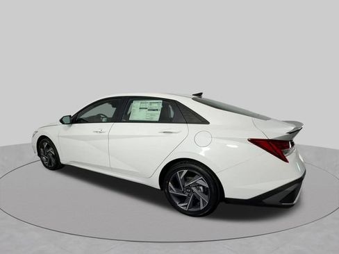 Used 2025 Hyundai Elantra SEL FWD image 6