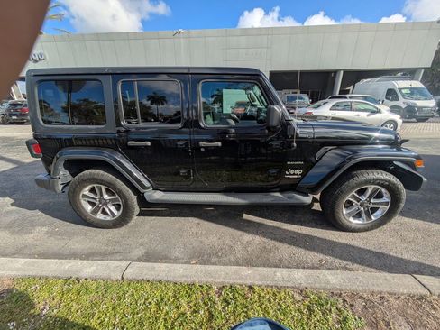 Used 2019 Jeep Wrangler Unlimited Sahara image 5