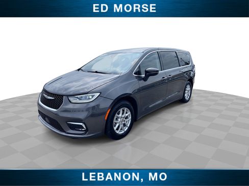Used 2023 Chrysler Pacifica Touring-L FWD image 4