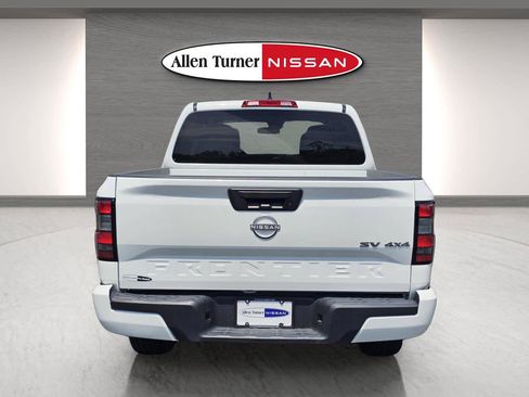 Used 2024 Nissan Frontier SV image 9