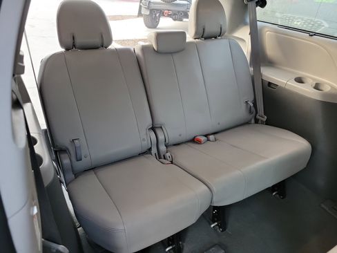Used 2020 Toyota Sienna XLE image 21
