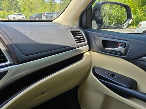 Used 2019 Toyota Highlander XLE FWD image 25