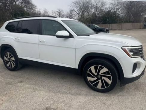 Used 2024 Volkswagen Atlas SE image 2