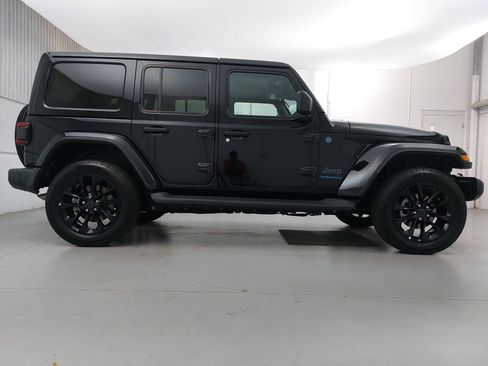 Used 2025 Jeep Wrangler Unlimited Sahara AWD/4WD image 8