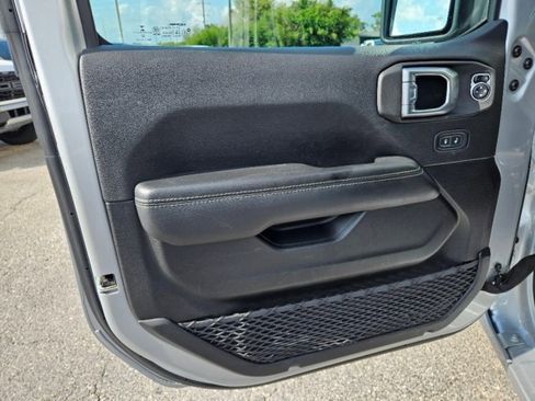 Used 2023 Jeep Gladiator Overland image 17