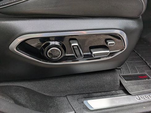 Used 2023 Jeep Grand Cherokee Overland w/ Luxury Tech Group IV AWD/4WD image 13