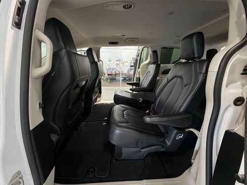 Used 2024 Chrysler Pacifica Touring-L FWD image 12