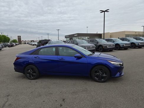 Used 2023 Hyundai Elantra SEL FWD image 5