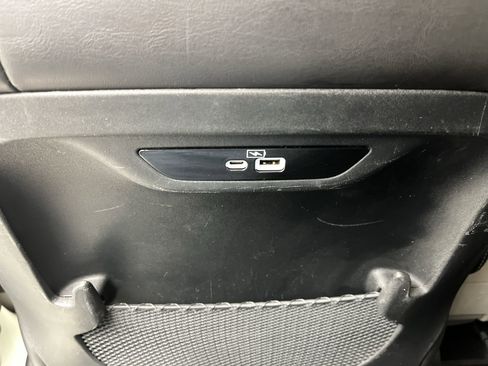 Used 2023 Chrysler Pacifica Touring-L image 11