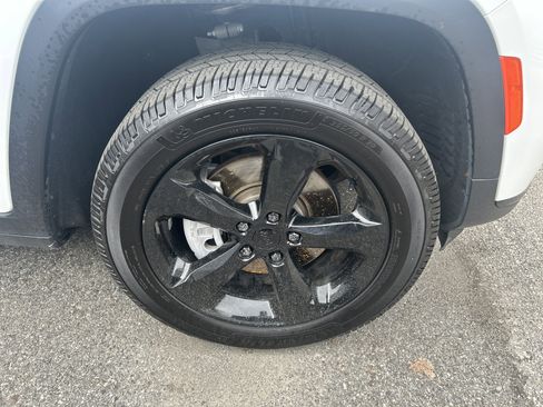 Certified 2023 Jeep Grand Cherokee L Limited w/ Black Appearance Package image 15