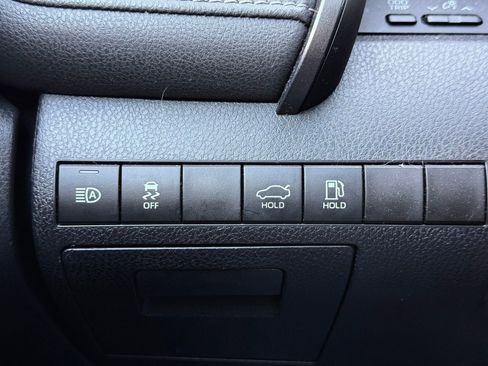 Used 2020 Toyota Camry SE image 19