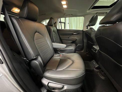 Used 2023 Toyota Highlander XLE AWD/4WD image 17