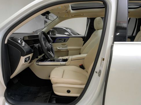 Used 2023 Mercedes-Benz GLB 250 4MATIC w/ Premium Package image 4