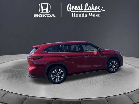 Used 2021 Toyota Highlander XLE AWD/4WD image 6