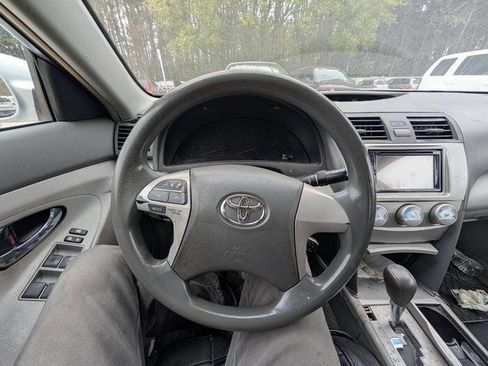 Used 2010 Toyota Camry LE FWD image 33