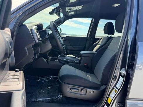 Used 2021 Toyota Tacoma TRD Off-Road w/ Technology Package AWD/4WD image 9