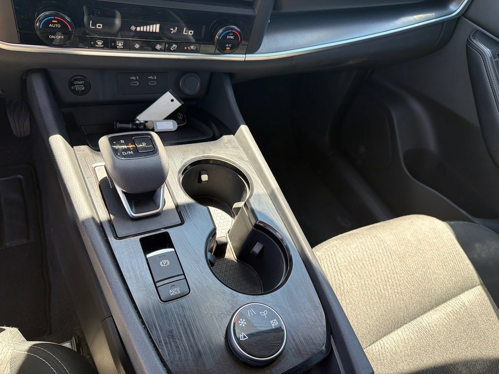 Used 2025 Nissan Rogue SV AWD/4WD image 33