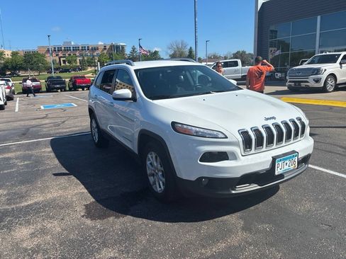 Used 2016 Jeep Cherokee Latitude w/ Cold Weather Group AWD/4WD image 3