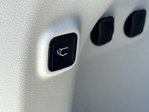 Used 2019 Jeep Cherokee Limited AWD/4WD image 12