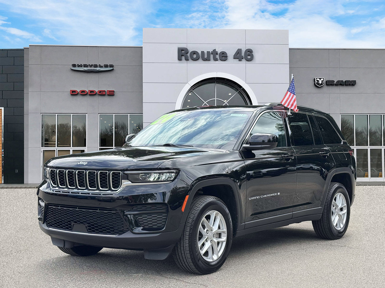 Used 2024 Jeep Grand Cherokee Laredo X w/ Luxury Tech Group I AWD/4WD image 4