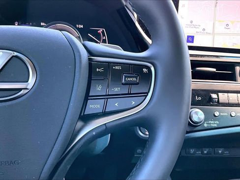 Used 2025 Lexus ES 300h w/ Premium Package image 23