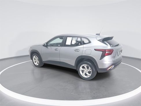 Used 2024 Chevrolet Trax LS w/ LS Convenience Package image 6