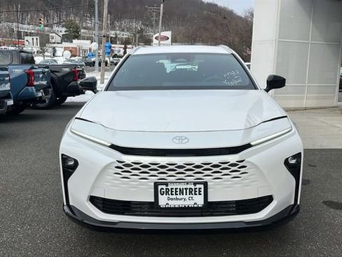 New 2025 Toyota Crown Signia image 2