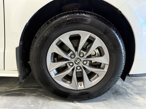 Used 2021 Toyota Sienna XLE image 32