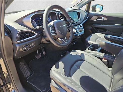 Used 2025 Chrysler Pacifica Select image 10