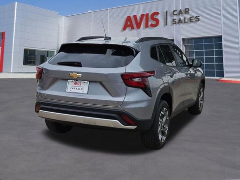 Used 2025 Chevrolet Trax LT w/ LT Convenience Package FWD image 6