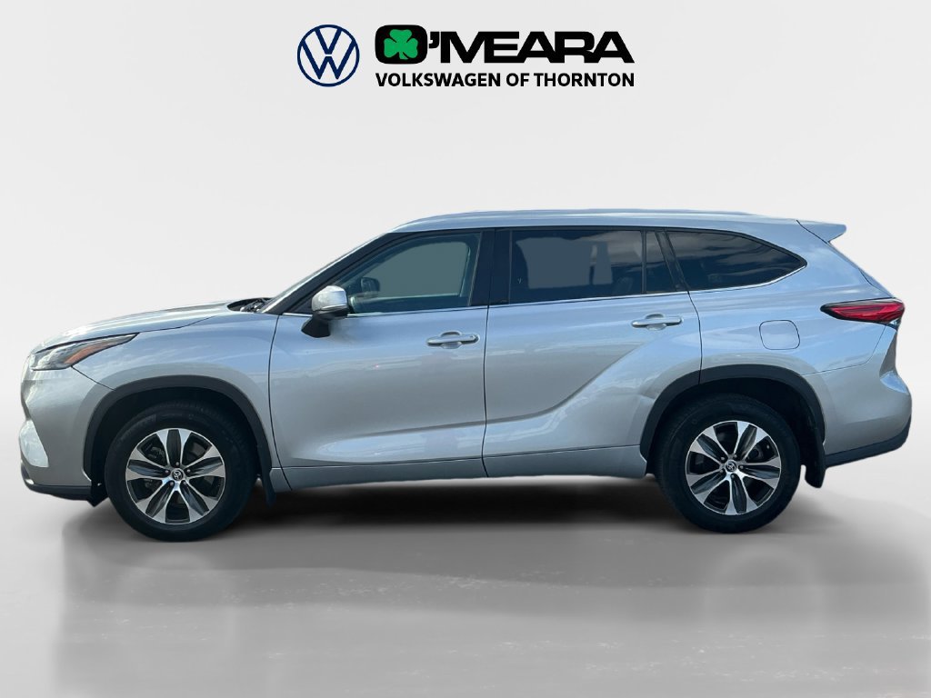 Used 2022 Toyota Highlander XLE AWD/4WD image 2