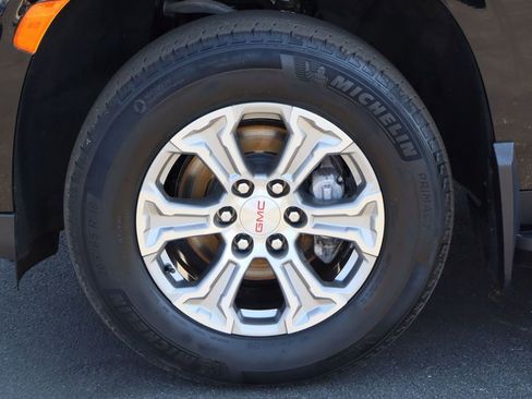 Used 2023 GMC Yukon SLE image 32