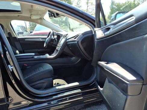 Used 2020 Ford Fusion SE image 12