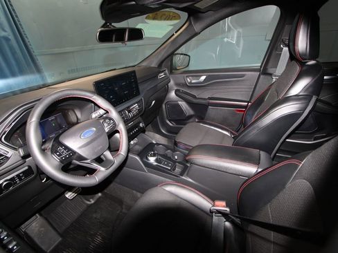 Used 2024 Ford Escape ST-Line w/ Tech Pack #1 AWD/4WD image 2